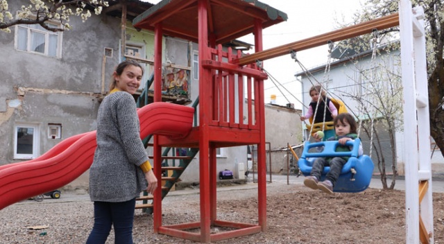 Sokağa çıkamayan çocukları için evinin bahçesine park kurdu