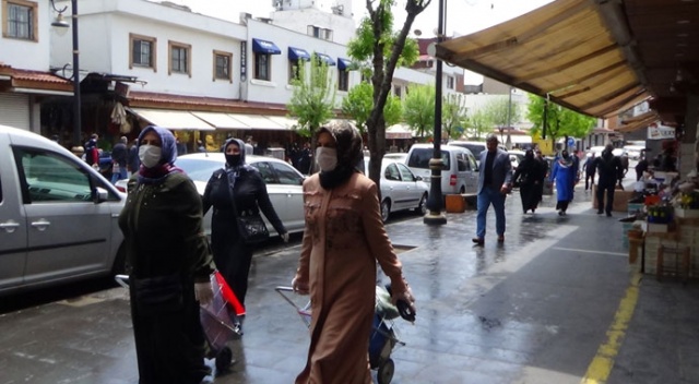 Sokağa çıkma kısıtlaması bitti, vatandaşlar alışverişe çıktı