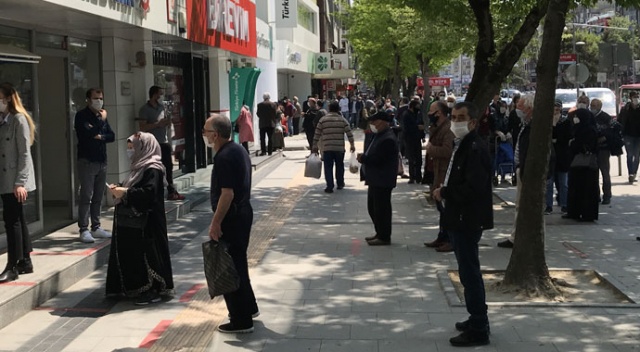 Sokağa çıkma kısıtlaması bitti, vatandaşlar dışarı akın etti Sokağa çıkma kısıtlaması bitti, vatandaşlar dışarı akın etti