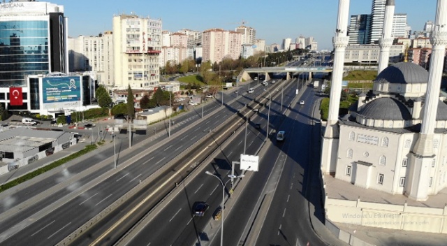 Sokağa çıkma kısıtlamasının ardından ilk sabah, yollar ve caddeler boş kaldı Sokağa çıkma kısıtlamasının ardından ilk sabah, yollar ve caddeler boş kaldı
