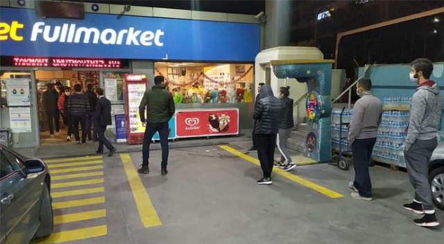 Sokağa çıkma kısıtlamasının ardından vatandaşlar benzinliklere akın etti Sokağa çıkma kısıtlamasının ardından vatandaşlar benzinliklere akın etti