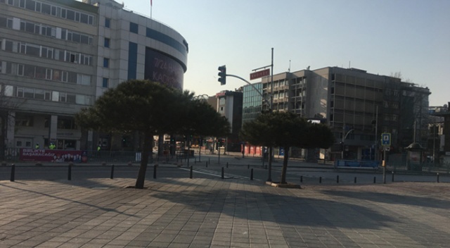 Sokağa çıkma yasağı nedeniyle Kadıköy Meydanı boş kaldı Sokağa çıkma yasağı nedeniyle Kadıköy Meydanı boş kaldı