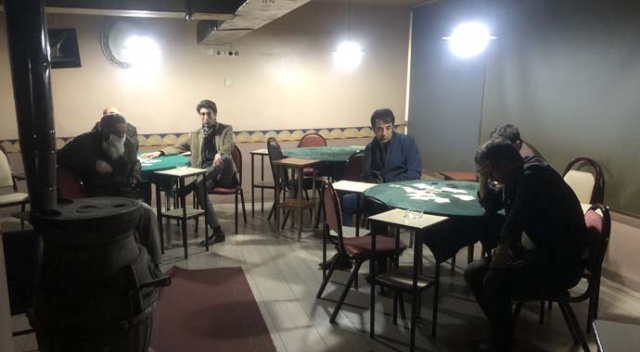 Sokağa çıkma yasağına saatler kala kumar oynarken yakalandılar Sokağa çıkma yasağına saatler kala kumar oynarken yakalandılar