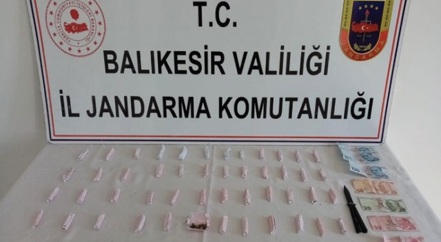 Sokağa çıkma yasağında uyuşturucu taşırken yakalandı
