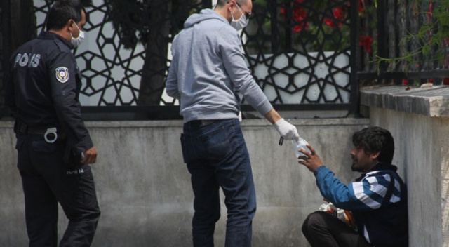 Sokakta kalan yabancı uyruklu gence polis sahip çıktı