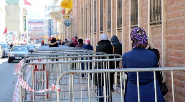 Sosyal mesafe kuralına uyunca kuyruklar uzadı