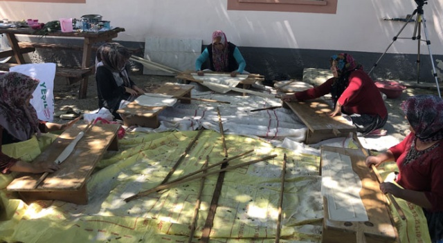 Sosyal mesafeye uyarak odun ateşinde imece usulü ekmek yapıyorlar