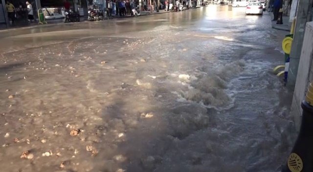 Su borusu patladı, cadde göle döndü