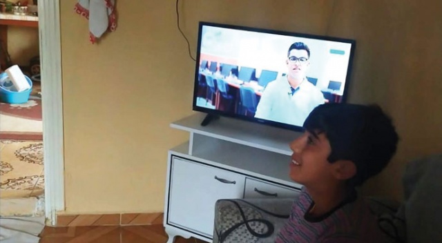 Televizyonları olmadığı için EBA'yı takip edemeyen 5 öğrenciyi sevindirdiler