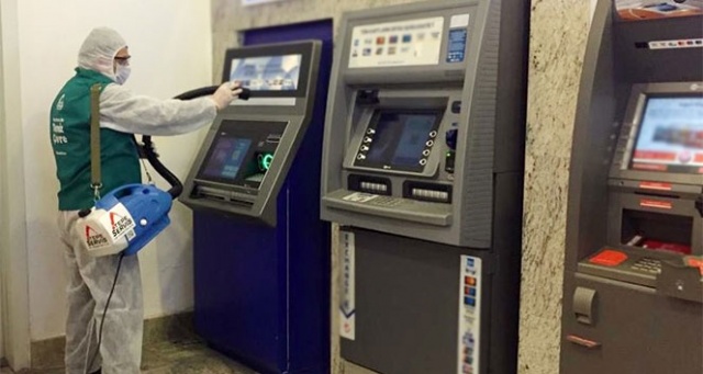 Temizlik hizmetlerinde hastane yakınlarındaki ATM'lere öncelik verildi Temizlik hizmetlerinde hastane yakınlarındaki ATM'lere öncelik verildi