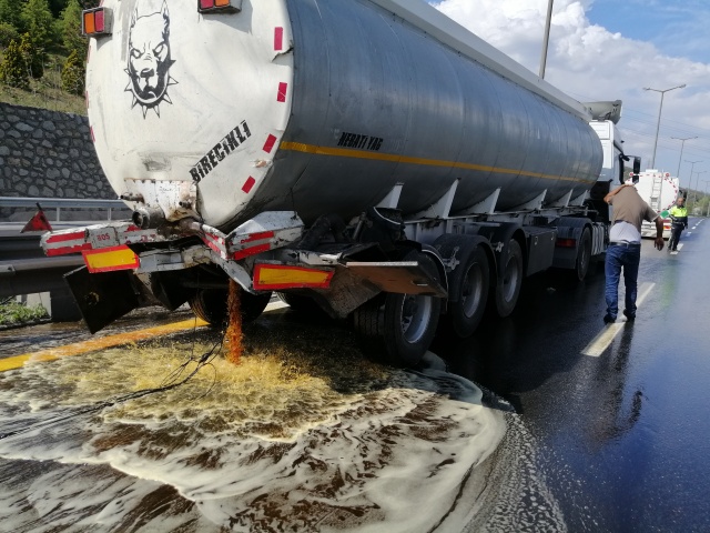 Tırın çarptığı tankerden dökülen yağ TEM’i trafiğe kapattı: 1 yaralı