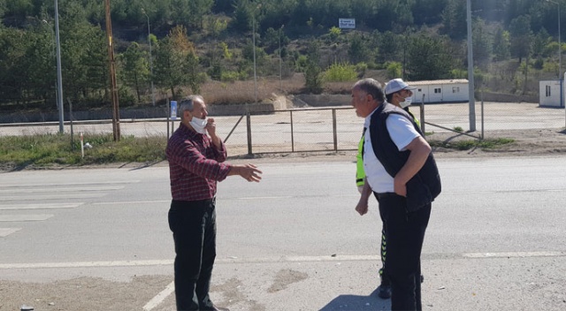 Trafik kazası sonrası sosyal mesafeyi koruyarak dakikalarca tartıştılar