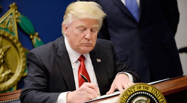 Trump ABD'ye göçmen kabulünü 60 gün askıya alan kararnameyi imzaladı Trump ABD'ye göçmen kabulünü 60 gün askıya alan kararnameyi imzaladı