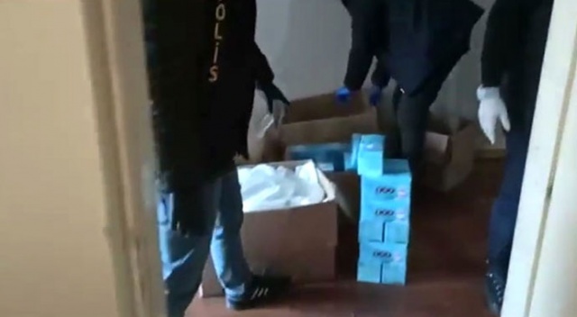 Ümraniye'de kaçak maske imalathanesine baskın Ümraniye'de kaçak maske imalathanesine baskın