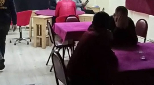 Ümraniye'de yasağa rağmen açık olan kıraathaneye baskın Ümraniye'de yasağa rağmen açık olan kıraathaneye baskın