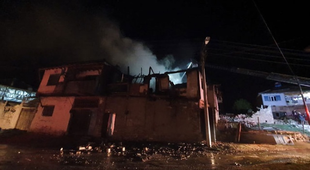 Uşak’ta iki ev alev alev yandı