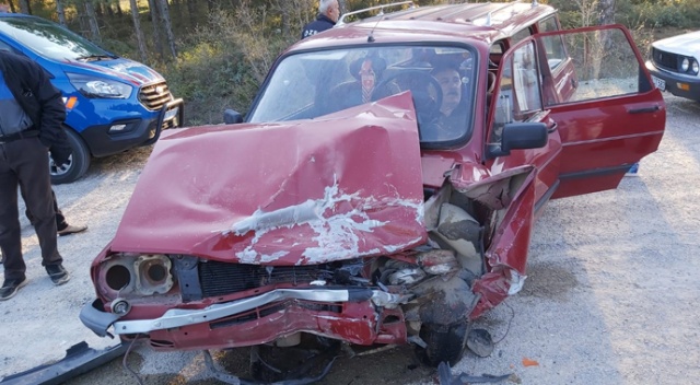 Uşak'ta iki otomobil kafa kafaya çarpıştı: 1 yaralı