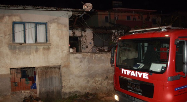 Yangın çıkan evin tavanı çöktü, mahsur kalan yaşlı kadın hayatını kaybetti Yangın çıkan evin tavanı çöktü, mahsur kalan yaşlı kadın hayatını kaybetti