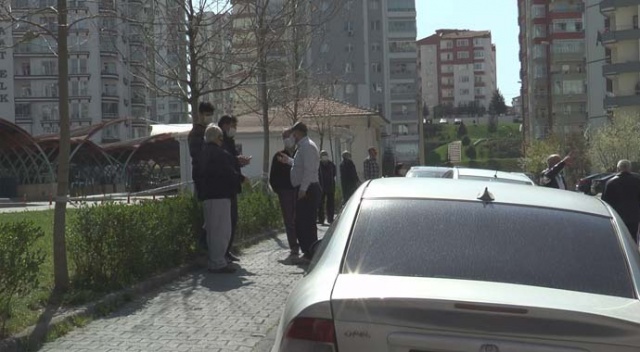 Yangını izlerken sosyal mesafeyi unuttular