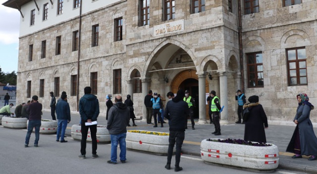Yardım kuyruğu sandılar, izin kuyruğu çıktı! Sıra uzadıkça uzadı