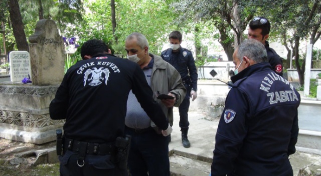 Yasağa rağmen sokağa çıktı, mezarlığa dua etmeye geldiğini söyledi