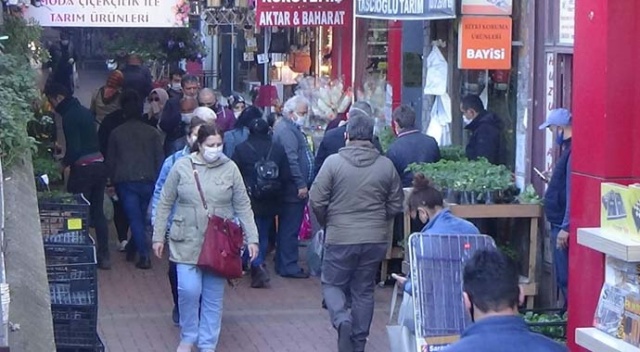 Yasağa saatler kala Zonguldak halkı sokağa akın etti Yasağa saatler kala Zonguldak halkı sokağa akın etti