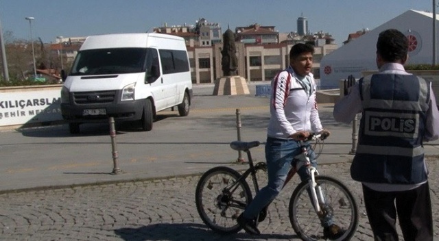 Yasağı ihlal etti, yakalanınca &quot;Maske üretim atölyesinde çalışıyorum&quot; dedi
