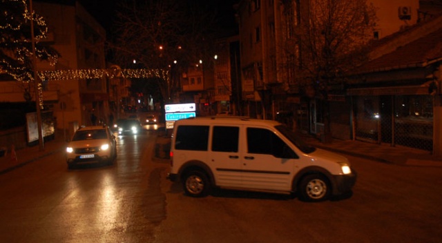 Yasak kalktı, araç ve yayalar sokağa akın etti Yasak kalktı, araç ve yayalar sokağa akın etti