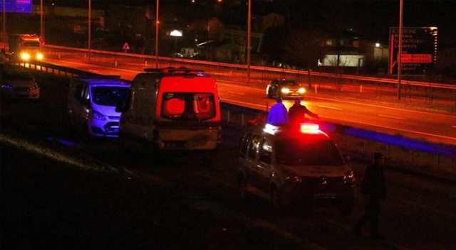 Yayalara çarpıp kaçan sürücü düşen plakayı almaya gelince yakalandı