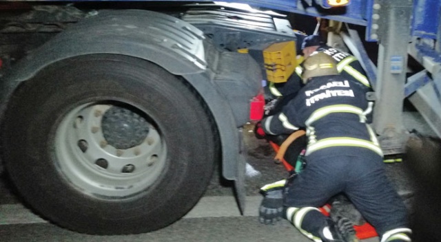 Yolun karşısına geçmek isterken tankerin altında kalan yaya ağır yaralandı