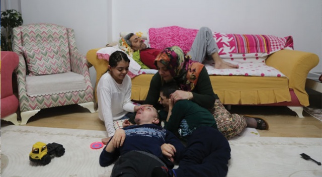 28 yıldır 2 engelli çocuğuna ve hasta eşine bakan fedekar anneye sevindirici haber Anneler Günü'nde geldi