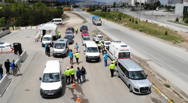 43 ilin geçiş noktasında araçlar tek tek durduruldu 43 ilin geçiş noktasında araçlar tek tek durduruldu