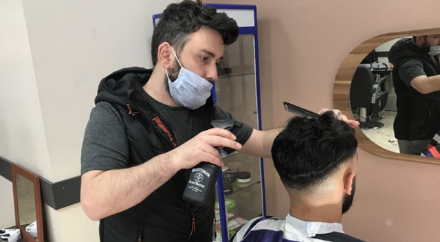 50 gün sonra ilk müşterisini alan berber: Sosyal mesafeyi koruyamıyoruz
