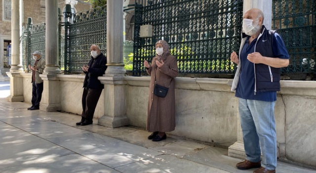 65 yaş üstü vatandaşlar Eyüpsultan Camii'ne akın etti