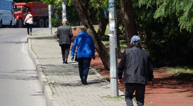 65 yaş üstü vatandaşlar güzel havanın tadını çıkarttı
