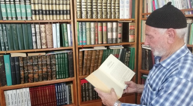 80 yaşındaki gazinin okuma azmi! Bir gözünü vatan için verdi, diğer gözünü kitaplara adadı 80 yaşındaki gazinin okuma azmi! Bir gözünü vatan için verdi, diğer gözünü kitaplara adadı