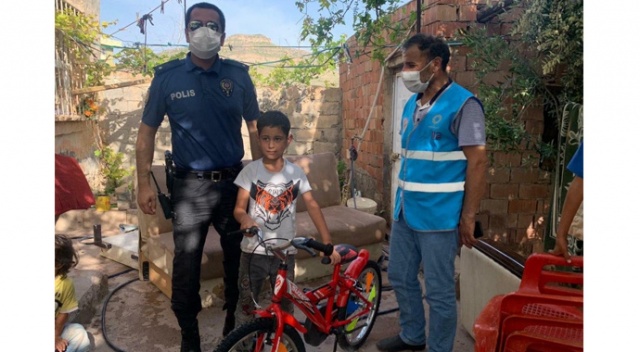 9 yaşındaki çocuk istedi, polis kapısına götürdü