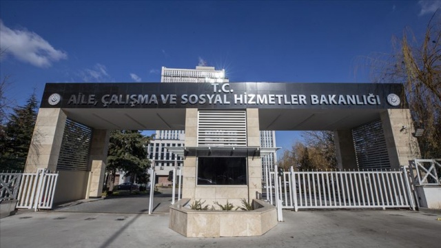 Aile ve Çalışma Bakanlığından 'başörtülü oldukları için işten çıkarıldılar' iddialarına açıklama Aile ve Çalışma Bakanlığından 'başörtülü oldukları için işten çıkarıldılar' iddialarına açıklama