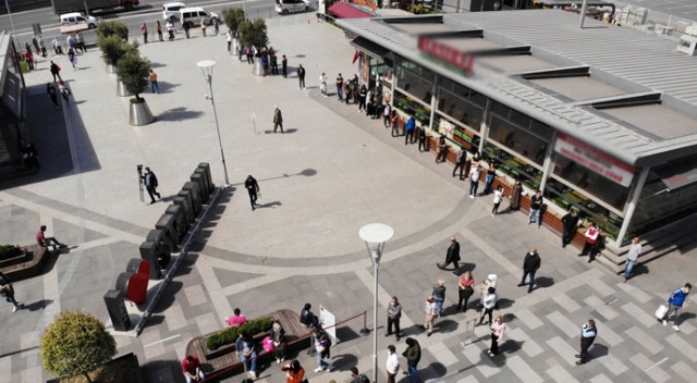 Alışveriş merkezinin önünde metrelerce kuyruk oluştu