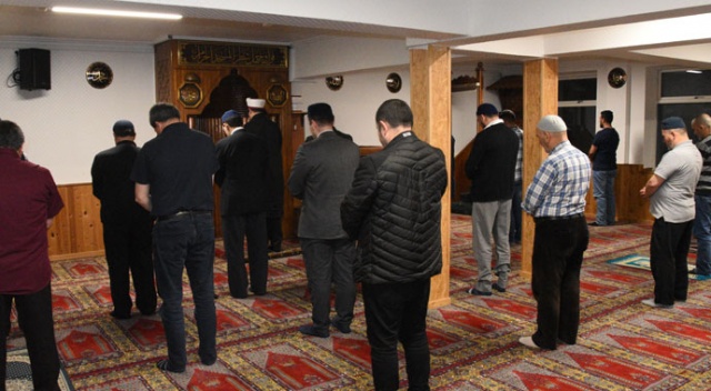 Almanya'da bu yılki ramazanın ilk teravih namazı kılındı Almanya'da bu yılki ramazanın ilk teravih namazı kılındı