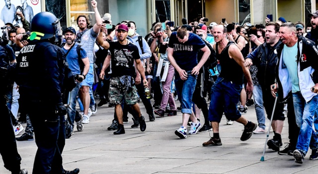 Almanya’da korona kısıtlamaları protesto edildi