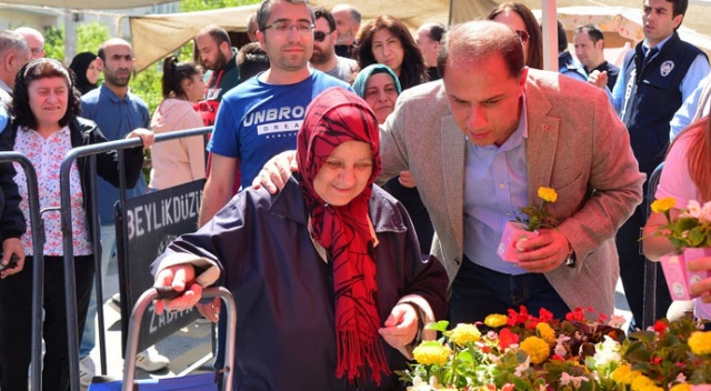 Anneler Günü’nde Beylikdüzü’nde 10 bin çiçek dağıtılacak