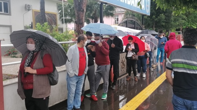 Antalya'da PTT önünde yağmur altında maaş kuyruğu Antalya'da PTT önünde yağmur altında maaş kuyruğu