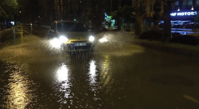 Antalya’da sağanak yağış etkili oldu
