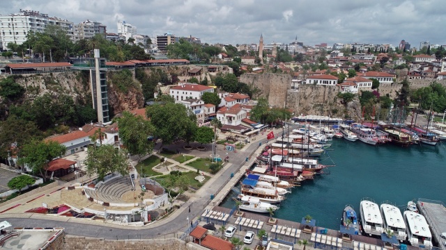 Antalya’da tarihi surlara kuşlar yuva yaptı