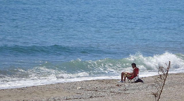Antalya’da yasağa rağmen denize girdiler Antalya’da yasağa rağmen denize girdiler
