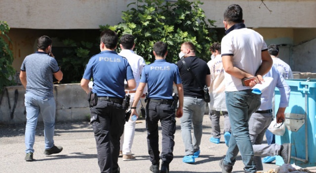 Apartmanın bahçesinde bir cansız beden bulundu Apartmanın bahçesinde bir cansız beden bulundu