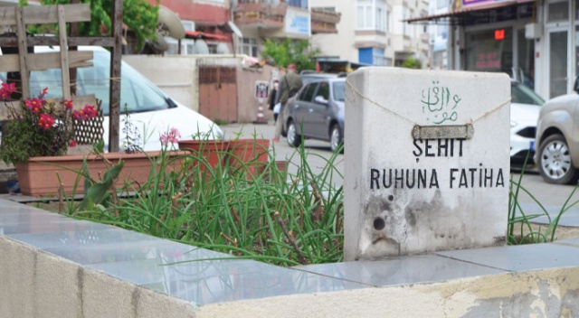 Apartmanların arasında, kaldırım üzerinde gizemli şehit mezarı Apartmanların arasında, kaldırım üzerinde gizemli şehit mezarı