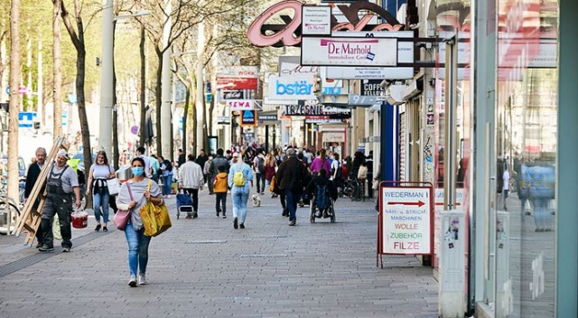 Avusturya’da Covid-19 nedeniyle kapanan kuaför ve alışveriş merkezleri yeniden açıldı