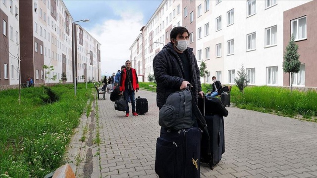 Bingöl&#039;de karantina süreci tamamlanan vatandaşlar memleketlerine uğurlandı